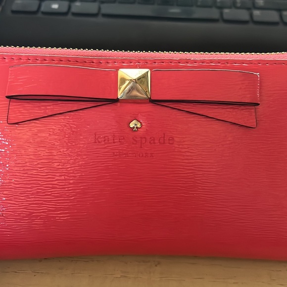 Kate Spade Patent Leather Hot Pink Wallet With Bow - Picture 3 of 6